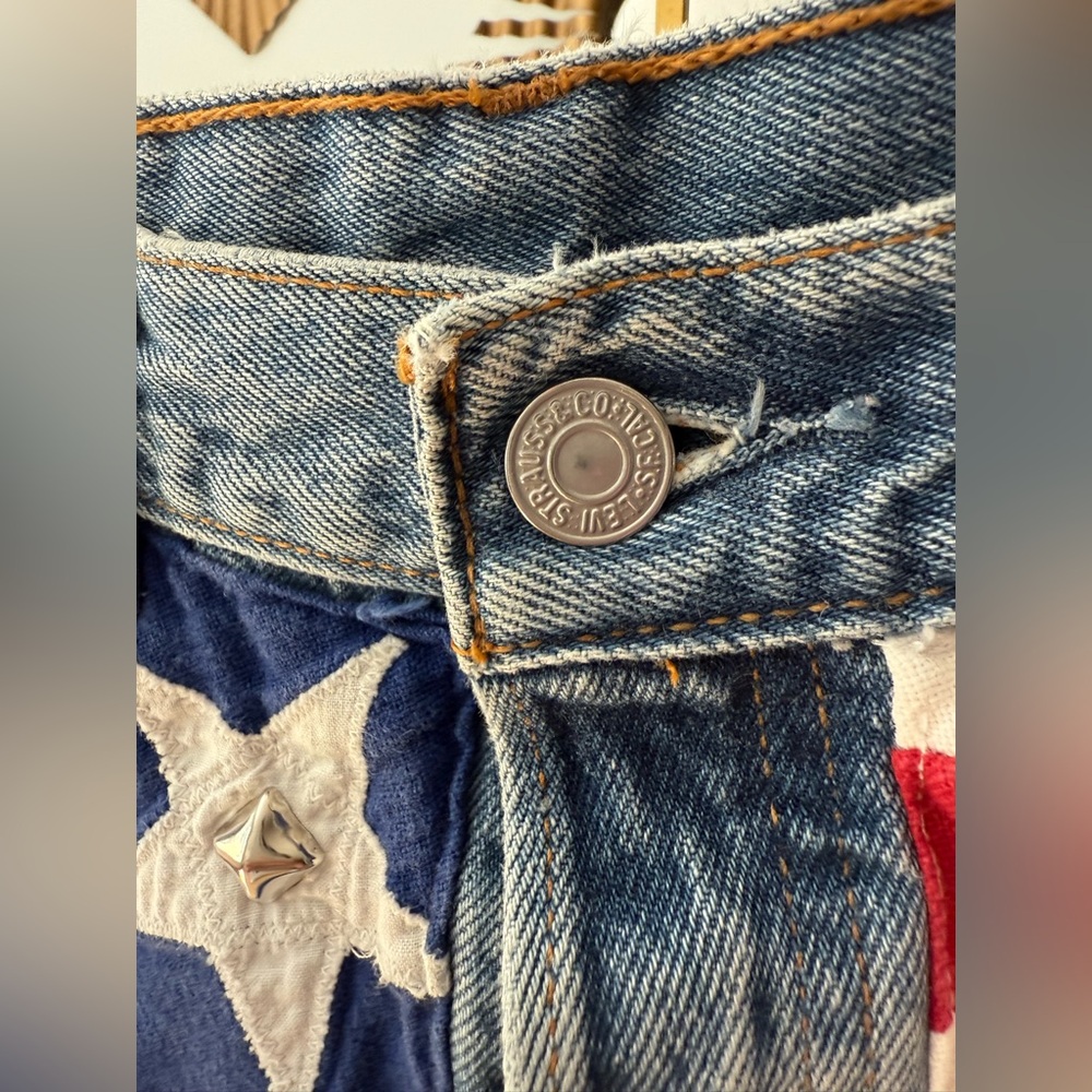 Levi's Blue Denim Shorts with Flag Design - Picture 4 of 7